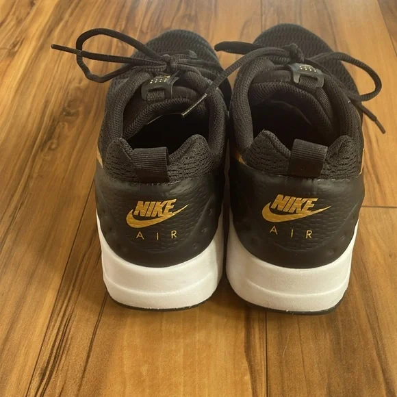 LN Nike Air Max Motion LW Black & Metallic Gold size 10 - Picture 5 of 8